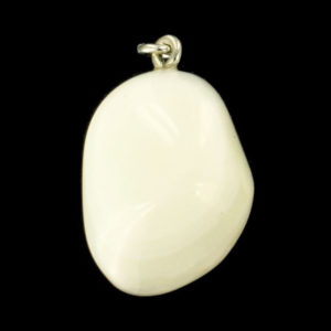 Photo d'un pendentif en pierre d'agate blanche