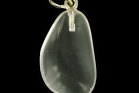 Photo d'un pendentif en pierre de cristal de roche