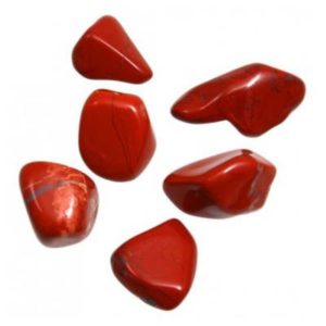 Photo de pierres roulées en jaspe rouge