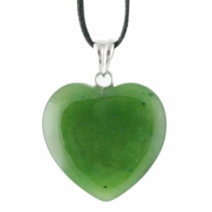 pendentif cœur en pierre de jade d'une dimension de 2 cm.