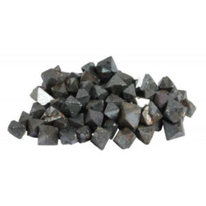 pierre brute cristaux de magnétite