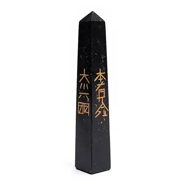 Photo de l'obélisque reiki en tourmaline noire vu avec les symboles du Hon Sha Ze Sho Nen et Le Dai Ko Myo