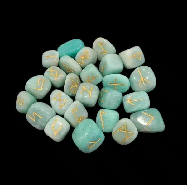 image d'un jeu de runes en pierre d'amazonite