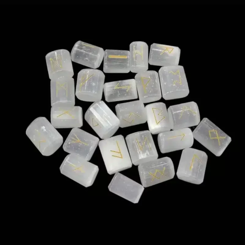 Runes en sélénite Image d'un jeu de runes en sélénite
